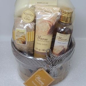 NEW BodyNature Warm Banana Nut Bread Pamper Set Lotion Wash Bath Fizz & Polisher